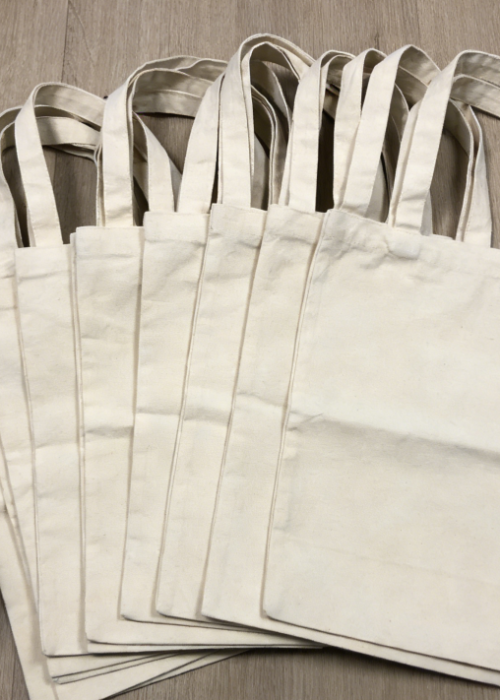 Light beige canvas shopping bag, lightweight and with a blank design.